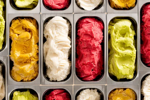 Frisch gescooptes Eis in der Theke